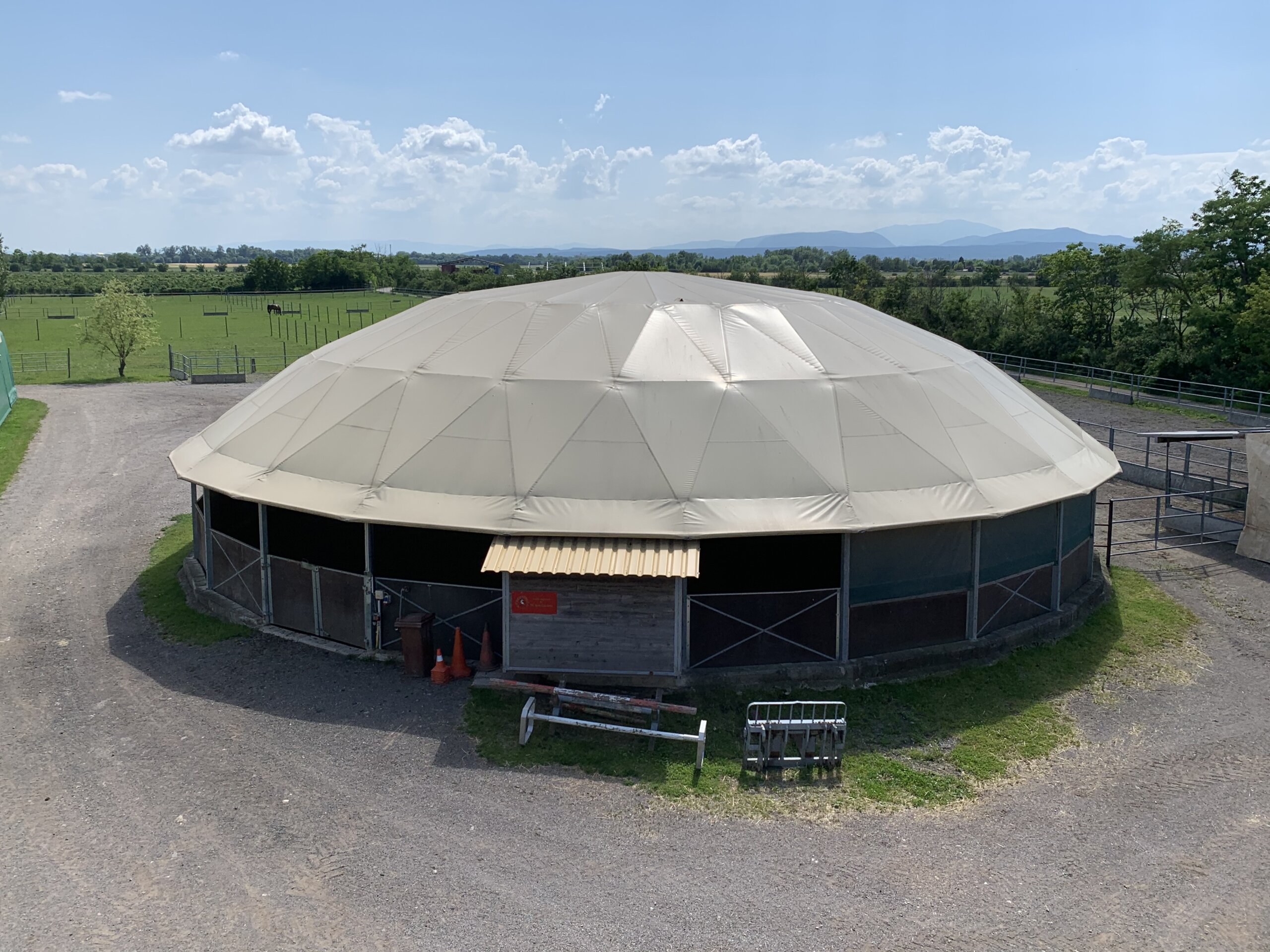 IMG-2431 Foto Roundpen überdacht von aussen